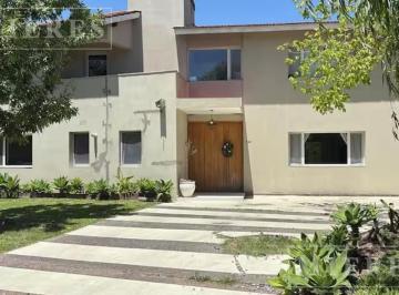 Casa · 220m² · 5 Ambientes · 3 Cocheras · Casa en Alquiler Anual en Talar del Lago 1