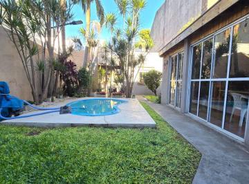 Casa de 4 ambientes, Villa Devoto · Casa en Lote Propio, Jardín, Pileta y Quincho