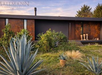 Casa · 130m² · 2 Ambientes · 2 Cocheras · Casa en La Reserva