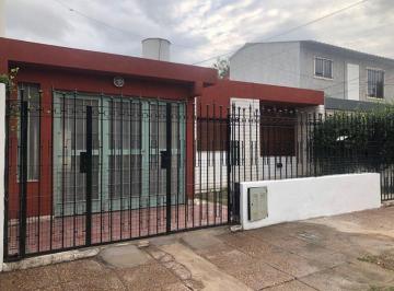 Casa · 139m² · 4 Ambientes · 2 Cocheras · Alquiler de Casa con Departamento Altos de Velez