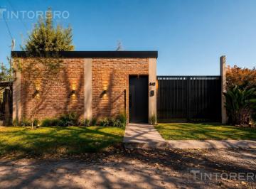 Casa · 60m² · 3 Ambientes · 1 Cochera · Casa de Tres Ambientes con Jardín y Cochera