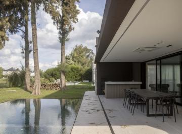 Casa · 370m² · 7 Ambientes · 2 Cocheras · Casa en Venta, 7 Ambientes, Barrio Saint Thomas Este, con Vistas Al Golf, de Categoría