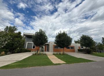 Casa · 611m² · 7 Ambientes · Casa Moderna de 4 Dorm. con Jardin y Pileta en Kentucky, Funes