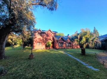 Casa · 170m² · 5 Ambientes · 2 Cocheras · Excelente Propiedad Sobre Lote de 2800