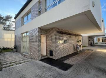 Casa · 104m² · 4 Ambientes · 1 Cochera · Duplex en Alquiler Dos Dorm., Parrilla, Pileta, Sum. Complejo 467 Entre 21 y Cno. Gral. Belgr
