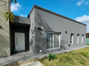 Casa · 194m² · 5 Ambientes · 3 Cocheras · Casa en Alquiler o Venta, Amoblada. en Excelente Estado!