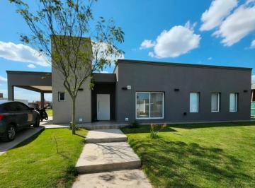 Casa · 194m² · 5 Ambientes · 3 Cocheras · Casa en Alquiler o Venta, Amoblada. en Excelente Estado!
