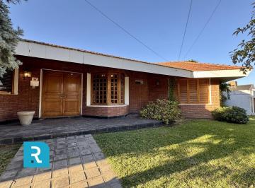 Casa · 521m² · 10 Ambientes · 2 Cocheras · Gran Casa en Venta en Urca - 5 Dorm. y 3 Baños