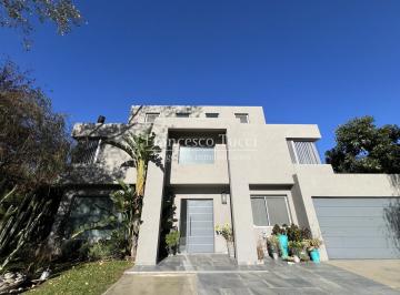 Casa · 270m² · 6 Ambientes · 4 Cocheras · Casa en Venta 6 Ambientes con Pileta en Campos de Álvarez