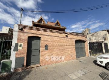Casa · 400m² · 4 Ambientes · 3 Cocheras · Casa en Lote Propio en Cordoba Al 1200 - Garage P/3 Autos 3 Suites Jacuzzi Quincho Patios y Jardin