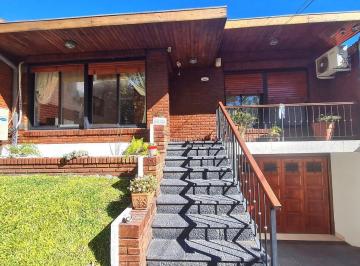 Casa · 333m² · 4 Ambientes · Casa Excelente Ubicación, Quincho y Pileta