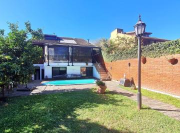 Casa · 333m² · 4 Ambientes · Casa Excelente Ubicación, Quincho y Pileta