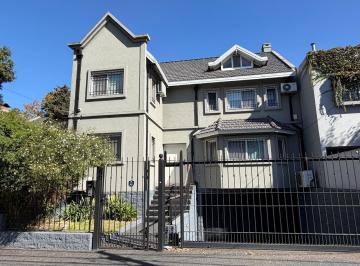 Casa · 380m² · 6 Ambientes · 4 Cocheras · Casa en Venta. Todas Las Comodidades y en Excelente Estado. Adrogué