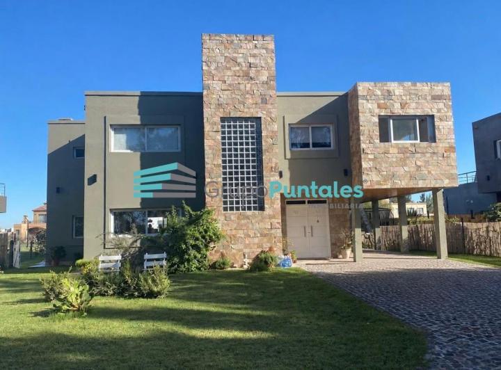 Casa · 250m² · 6 Ambientes · 4 Cocheras