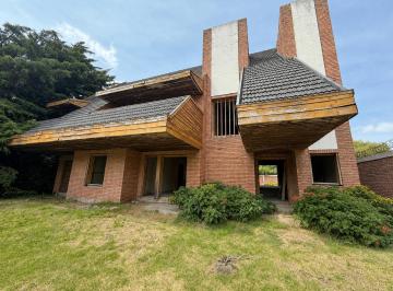 Casa · 380m² · 5 Ambientes · 1 Cochera · Imponente Chalet 5 Amb a Terminar Venta en Camino Parque Centenario (City Bell)