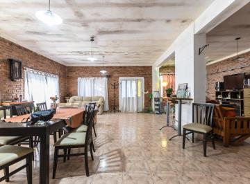 Casa · 134m² · 4 Ambientes · 1 Cochera · Casa en Venta de 2 Dorm. en Venta con Piscina Funes