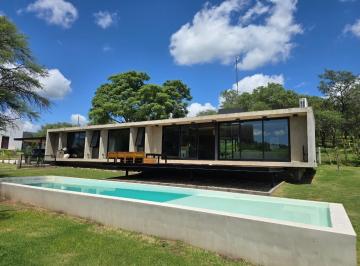 Foto · Casa de Diseño en Valle del Golf Hormigón Visto Materiales Premium