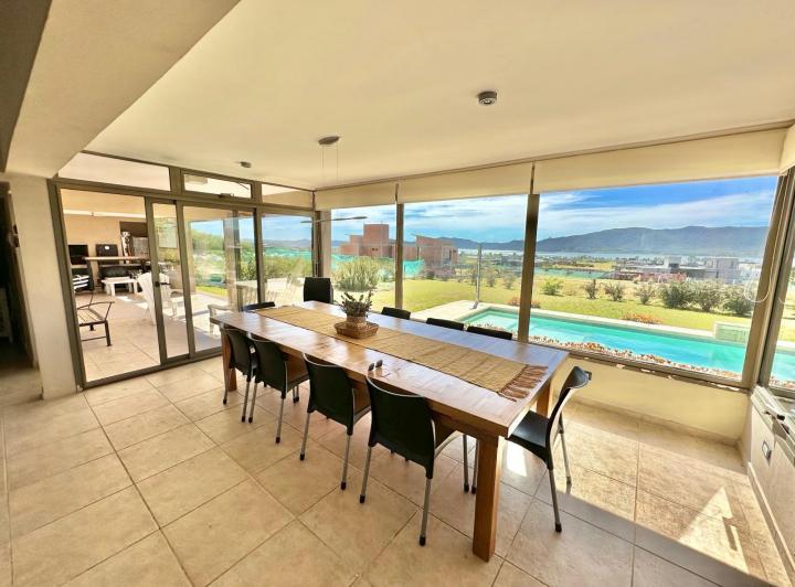 Casa · 217m² · 7 Ambientes · 4 Cocheras