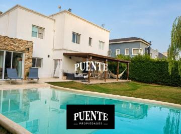 Casa · 220m² · 5 Ambientes · 2 Cocheras · Casa en El Centauro!