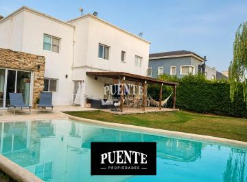 Casa · 220m² · 5 Ambientes · 2 Cocheras · Casa en El Centauro!