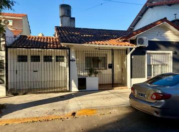 Casa de 4 ambientes, San Isidro · Chalet 2/3 Dorm, Fondo y Garage - Excelente Ubicación
