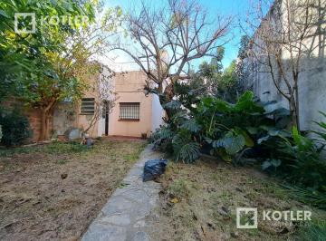 Local comercial · 186m² · 4 Ambientes · 2 Cocheras · Casa con Fines Comerciales con Gran Fondo Libre.