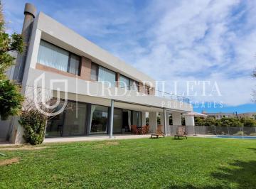 Casa · 217m² · 5 Ambientes · Casa en Venta en Ayres Plaza