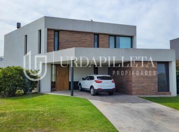 Casa · 217m² · 5 Ambientes · Casa en Venta en Ayres Plaza