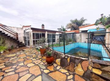 Casa · 250m² · 4 Ambientes · 1 Cochera · Casa 4 Ambientes con Patio, Pileta y Quincho. Lote de 250 m