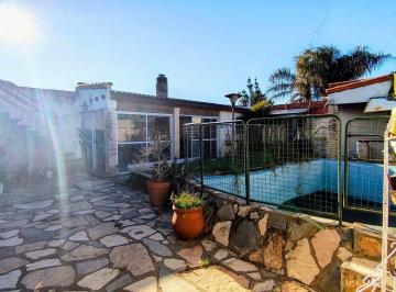 Casa · 250m² · 4 Ambientes · 1 Cochera · Casa 4 Ambientes con Patio, Pileta y Quincho. Lote de 250 m