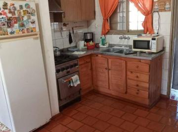 Casa de 4 ambientes, Merlo · Casa con Galería Amplia y Departamento Al Fondo. Muy Cuidada