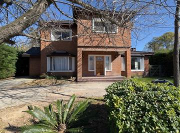 Casa · 231m² · 6 Ambientes · Casa en Venta en Barrio Alamo Alto - 6amb - Pileta - Apto Credito.