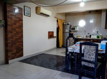 Casa · 210m² · 4 Ambientes · 3 Cocheras · Venta Casa Amplia en Godoy Cruz