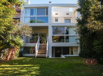 Casa · 208m² · 8 Ambientes · 4 Cocheras · Casa - Olivos - Vias/maipu