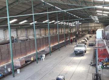 Bodega-Galpón · 3000m² · 4 Ambientes · Campo en Barrio Industrial