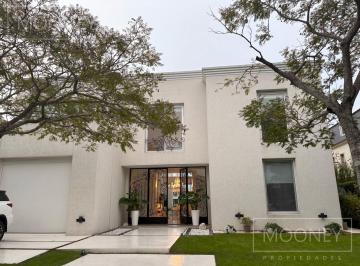 Casa · 470m² · 8 Ambientes · 2 Cocheras · Imponente Casa en Barrio El Golf