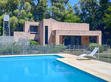 Casa · 198m² · 1 Dormitorio · 1 Cochera · Casa en Venta en Campos de Roca I