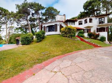 Casa · 670m² · 6 Ambientes · 2 Cocheras · Casa en Venta Carilo 2 Lotes a Refaccionar