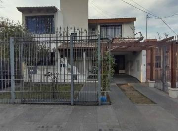 Casa · 184m² · 6 Ambientes · 2 Cocheras · Venta de Casa de Dos Plantas