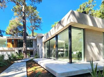 Casa · 340m² · 4 Ambientes · 1 Cochera · Casa Moderna a Estrenar en El Centro de Cariló