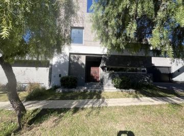 Casa · 290m² · 7 Ambientes · 5 Cocheras · La Carolina Casa en Venta de 3 Dorm con Galería Pileta y Seguridad Las 24 Hs