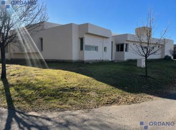 Casa · 351m² · 7 Ambientes · 4 Cocheras · Casa en Fincas del Sur 2