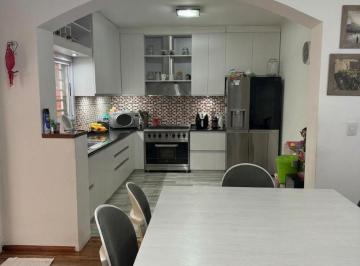Casa · 215m² · 4 Ambientes · 1 Cochera · Venta en Block Lomas del Mirador Local Mas Casas