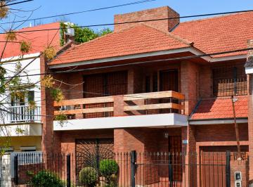 Casa de 5 ambientes, Lomas de Zamora · Venta Casa de Categoría con 4 Habitaciones, 3 Baños. Pereyra Lucena 528. Lomas de Zamora