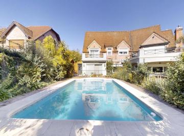 Casa · 381m² · 9 Ambientes · 2 Cocheras · Casa en Venta de 9 Ambientes en San Isidro con Parque, Pileta, Parrilla, Playroom y Cochera