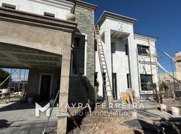 Casa · 200m² · 6 Ambientes · 2 Cocheras · Casa en Venta a La Laguna en Lagos de Canning