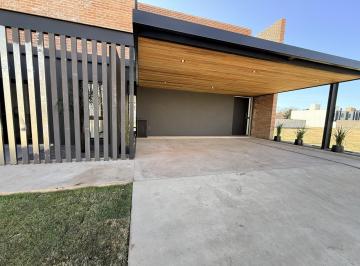 Casa · 258m² · 3 Dormitorios · 2 Cocheras · Se Vende Casa 3 Dorm. en Distrito Sur
