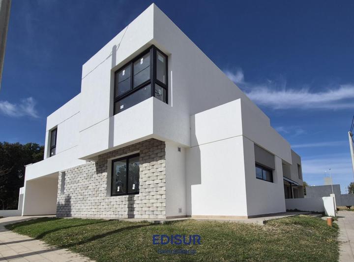 Casa · 219m² · 5 Ambientes · 2 Cocheras