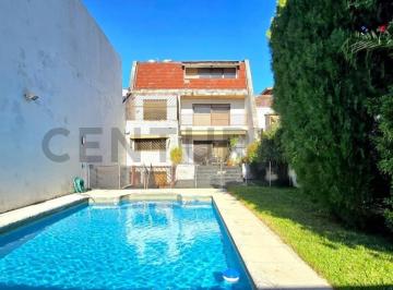 Casa · 242m² · 6 Ambientes · 1 Cochera · Venta Casa 6 Ambientes en Villa Pueyrredón con Cochera, Balcón, Pileta, Quincho con Parrilla y Jardín