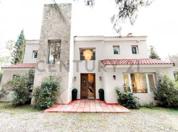 Casa · 290m² · 4 Ambientes · 2 Cocheras · Casa Amoblada en Alquiler con Gran Parque y Pileta en La Bota – Benavídez